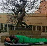 Арнолд Шварценегер остана без подслон, спа пред статуята си (СНИМКА)