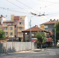 Инцидент: Два автомобила се удариха на метри от автобусна спирка в Пловдив