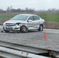 ЗАРАДИ ДУПКА: Шофьор прелетя през шосето и преобърна колата си 