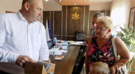 вижте годишното поляче янек пее една българска роза видео