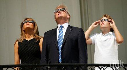 американският президент доналд тръмп наблюдава слънчевото затъмнение съпругата малкия син белия дом