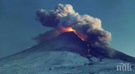 вулканът ключевской изхвърлил стълб пепел височина шест хиляди метра