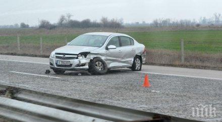 заради дупка шофьор прелетя шосето преобърна колата