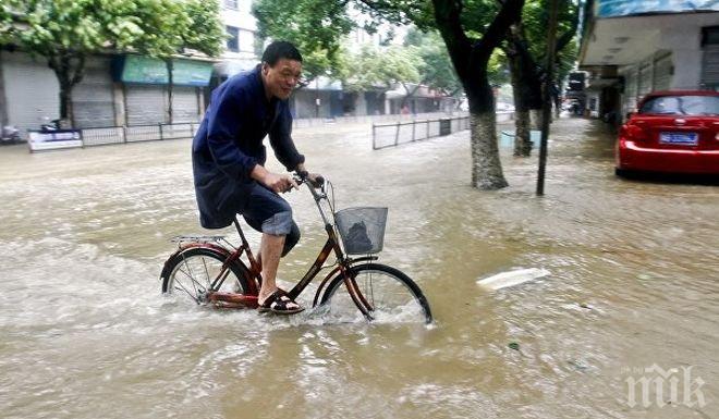 Бедствие! 10 загинали при наводненията в Китай