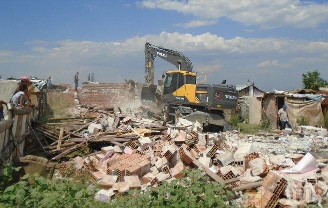 Бутнаха още 10 незаконни къщи в Асеновград