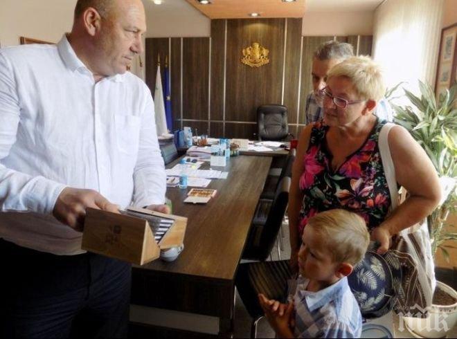 Вижте как 5-годишното поляче Янек пее „Една българска роза” (ВИДЕО) 