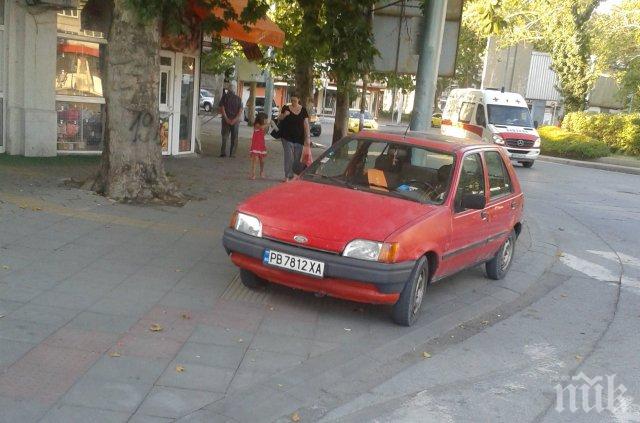 Смел инвалид пльосна колата си на тротоара