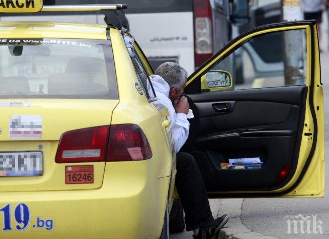 Таксиджия се размаза в мантинела в Пловдив, на място дори не дойде полиция (СНИМКА)