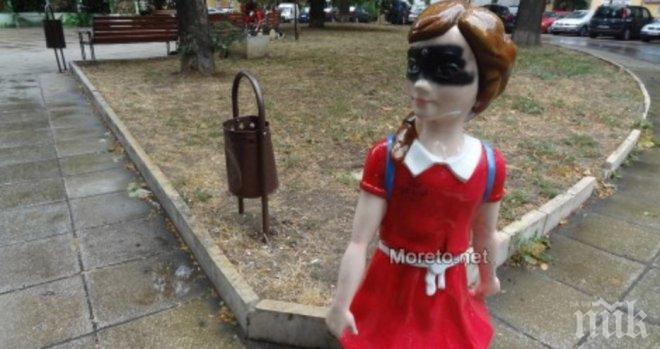 Вандали „маскираха“ една от 3D фигурите до Шишковата градинка във Варна