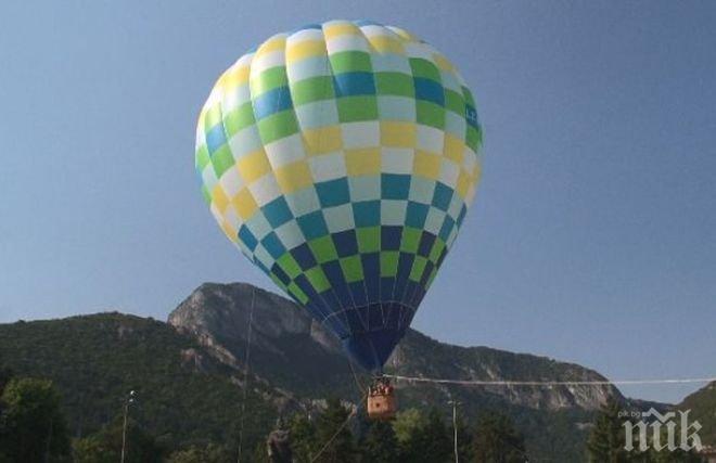 Атракция! Десетки полетяха с балон над Враца