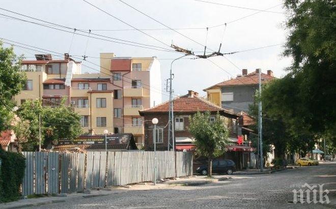 Инцидент: Два автомобила се удариха на метри от автобусна спирка в Пловдив