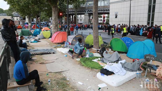 Евакуираха 2500 мигранти от импровизирани лагери в Париж