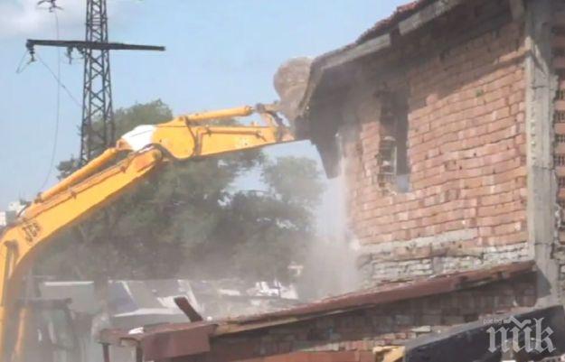 ЕКШЪН В СОФИЯ! Над 20 незаконни къщи са бутнати в „Захарна фабрика“