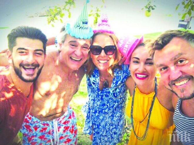 САМО В ПИК И РЕТРО! Орлин Горанов чукна 60 с плажно парти - певецът посрещна по бански компания от 12 души край басейна на луксозната си къща (СНИМКИ)