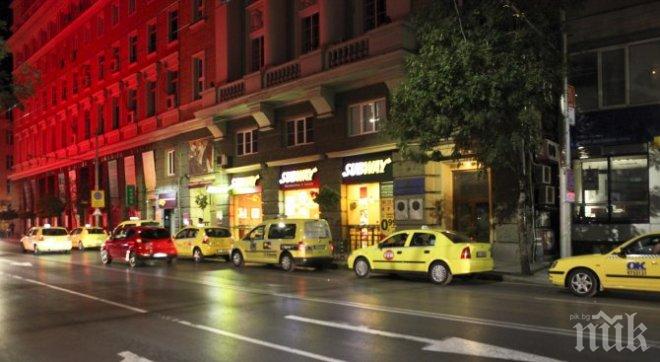 НЕВЕРОЯТНА СЛУЧКА! 16-годишна роди в такси в столичния квартал Лозенец! Шофьорът става кръстник на бебето