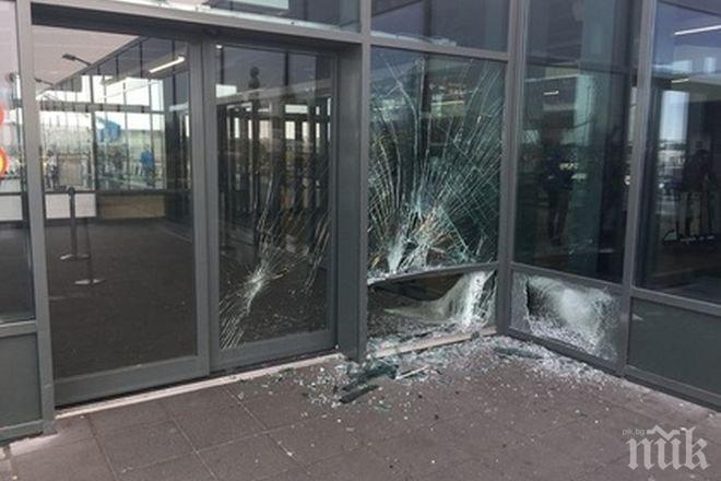 Автомобил се вряза в летище в Исландия 