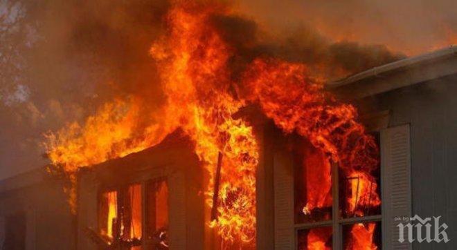 Огнен ад в Севлиево! Изгоря постройка с домашни животни