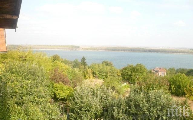 ЕКСКЛУЗИВНО! Продават тузарска вила на закъсал медиен бос с изглед към Дунав