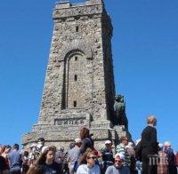 Стоици българи изкачиха историческия връх Шипка