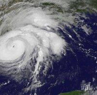 Стихия! Ураганът „Харви“ удари Тексас с ветрове от 60 м/с