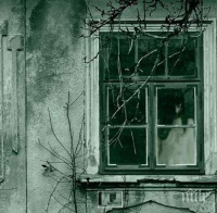ШОКИРАЩО ВИДЕО! Призрак хлопа прозорците в стара къща, собственичката се видя в чудо