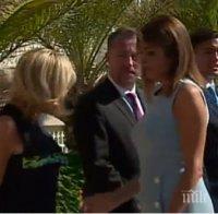 ПЪРВО В ПИК! Деси Радева поведе за ръка Брижит Макрон по червения килим! Президентшата цъфна в небесно синьо, гостенката - в тъмносиньо със зелено (СНИМКИ)