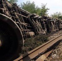 Шест вагона на пътнически влак са излезнали от релсите в Индия