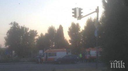 нелеп инцидент линейка превозваща тежко болен помля лек автомобил айтос