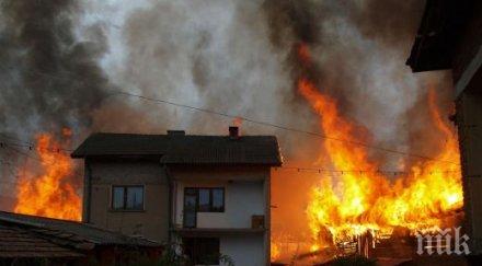 трагедия съединение годишен изгоря жив дома