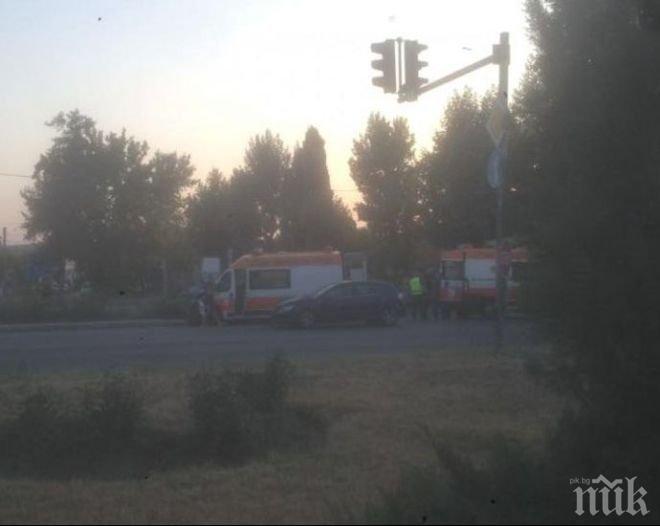 НЕЛЕП ИНЦИДЕНТ! Линейка, превозваща тежко болен, се помля с лек автомобил в Айтос  