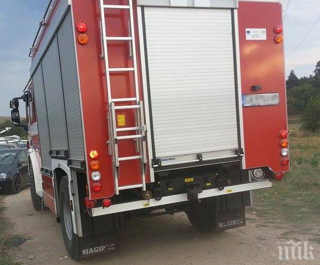 СТРАШНО! Камион с метан се е запалил на пътя Пловдив-Карлово! Чакат го да гръмне