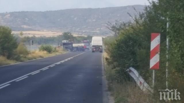 ВАЖНО! До два часа отварят пътя край Пловдив, където изгоря камиона с бутилки метан    