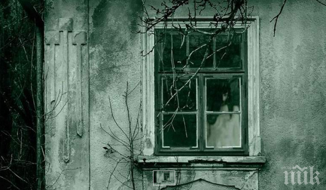 ШОКИРАЩО ВИДЕО! Призрак хлопа прозорците в стара къща, собственичката се видя в чудо