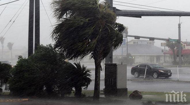 Понижиха нивото на опасност на урагана „Харви“ до трета степен