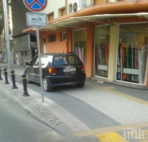 Шампион по нагло паркиране превзе тротоар в Пловдив 