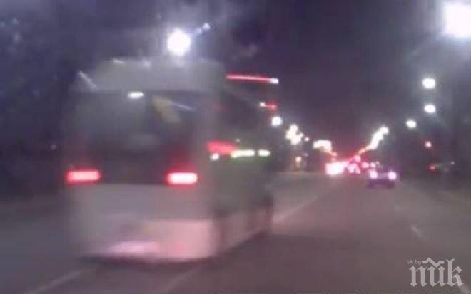 Потрес! Шофьор на маршрутка гази законите в Бургас (ВИДЕО)