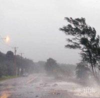 Водите на наводнението в Хюстън, щата Тексас започнаха да спадат, но опасността остава