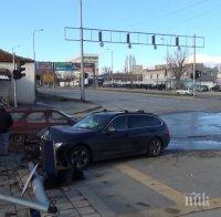 Кола изкърти светофарен стълб и се вряза в студио за красота в Пловдив