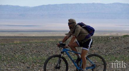 едно лято филип лхамсурен прекоси пустинята гоби спусна дунав поема ком емине