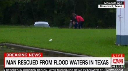 рисковете професията репортер спаси мъж потъващ автомобил тексас ефир видео