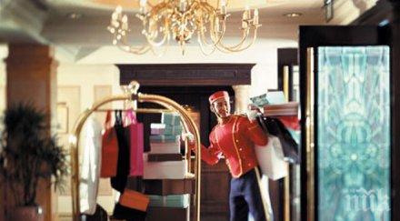 младежи оплакват експлоатация труда хотел черноморието