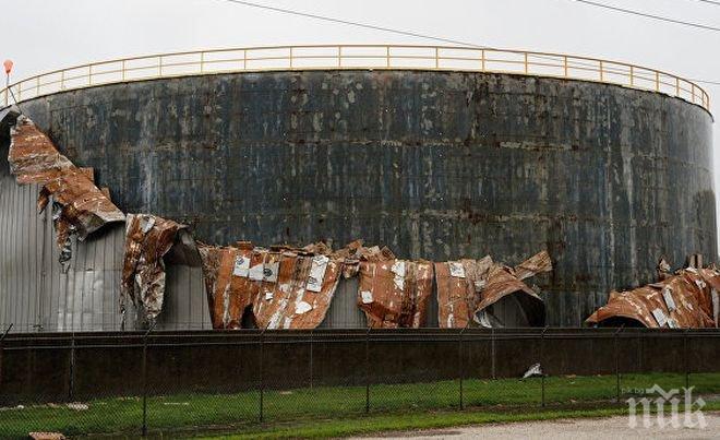 Опасно! Ураганът „Харви“ е повредил две големи нефтохранилища в Тексас