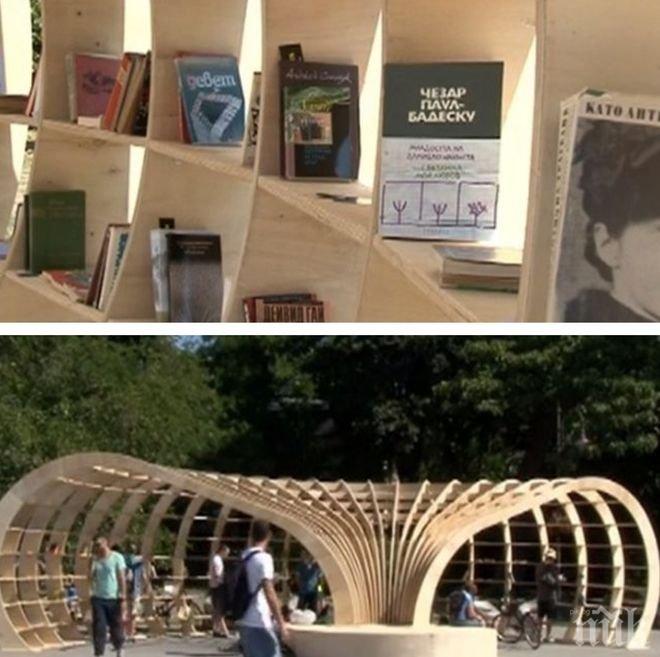 Във Варна се похвалиха с улична библиотека