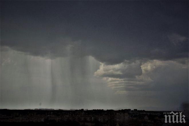 ИЗВЪНРЕДНО В ПИК! Страшна буря над София - гърми и трещи, очакват се градушки (СНИМКИ)