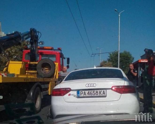 Паяците в Пловдив не спят и в неделя! Вдигнаха лъскаво Ауди от спирка