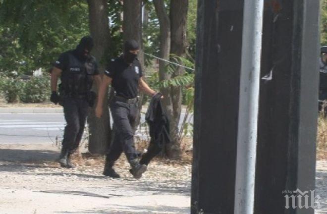 ИЗВЪНРЕДНО! Маскирани полицаи натръшкаха двама души в Пловдив (СНИМКИ)