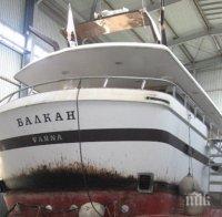 Продадоха яхтата на Тато на парче