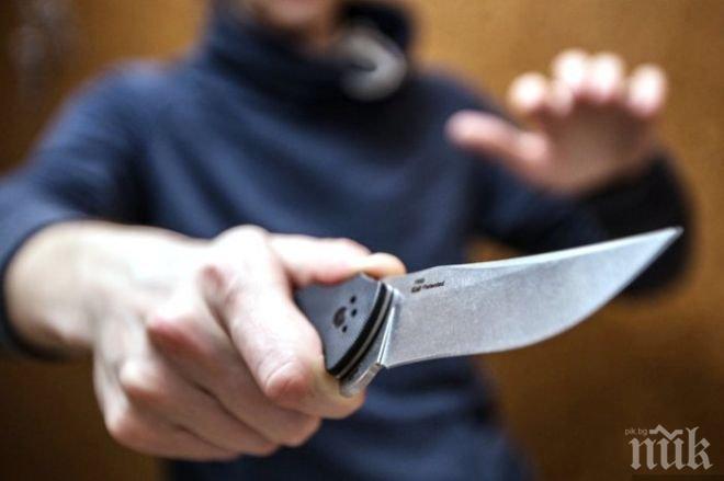 Страшен екшън! Пътник обезвреди мароканец, нападнал с нож младеж в софийското метро
