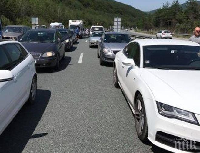 Ремонт блокира движението по Хемус