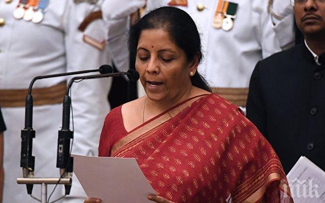 Жена поема министерството на отбраната на Индия